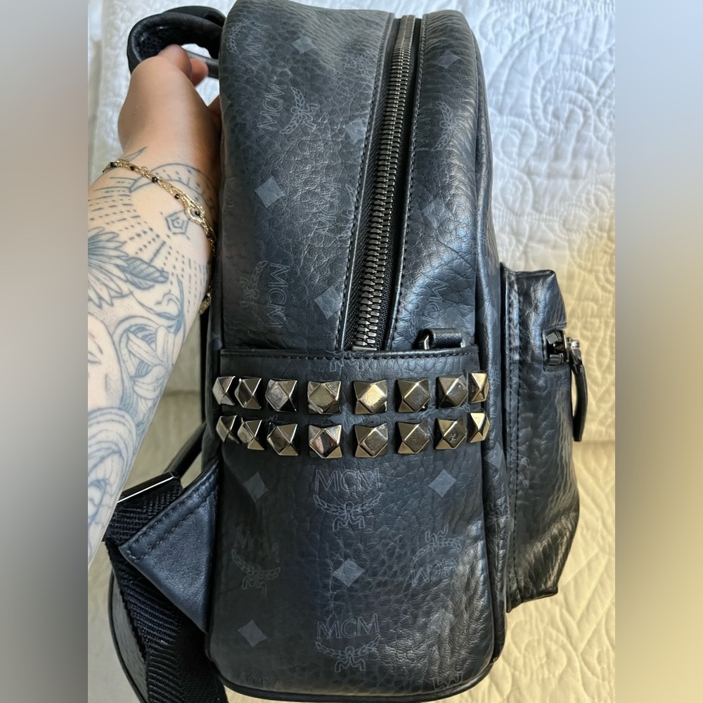 Stark Side Studs Backpack In Visetos, black side pockets w/stud details leather - Picture 4 of 15